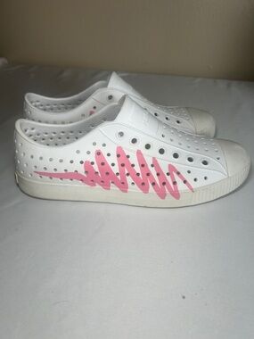Native Perforated Slip On Rubber Crayola White Pink Shoes Size 9 Women’s